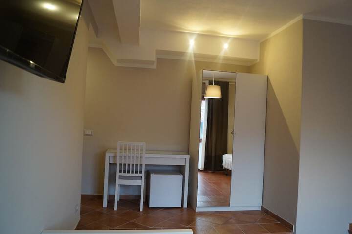 Room 4 of 28