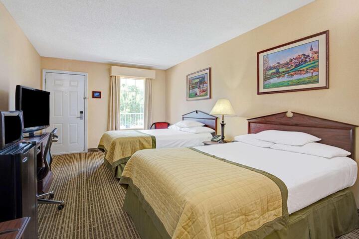 2 Queen Beds (2 of 4)