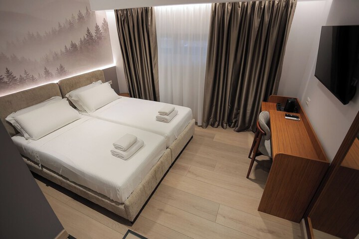 Room 82 of 198
