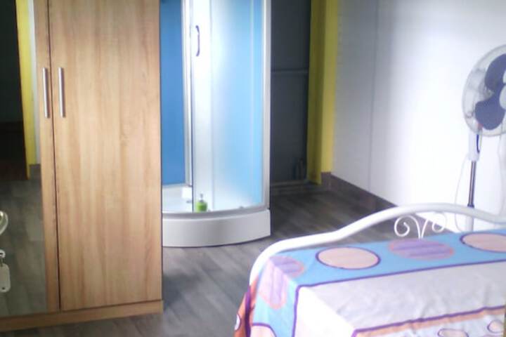 Room 6 of 28