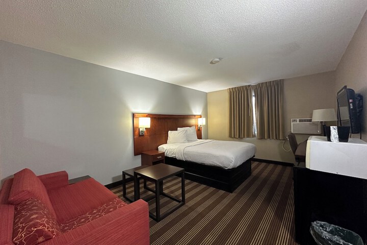 1 Queen Bed (7 of 30)