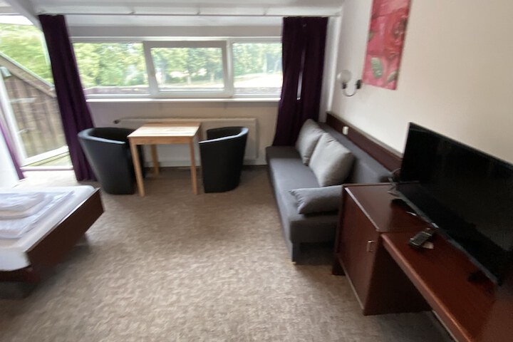 Room 27 of 106