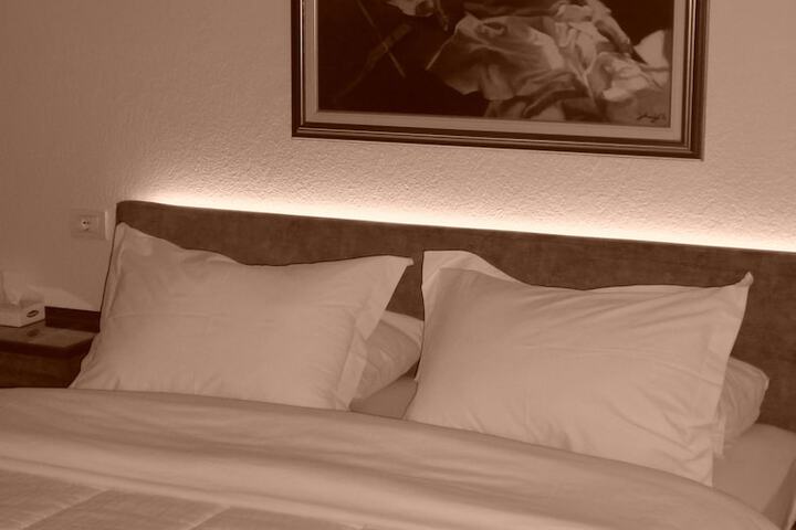 Room 13 of 28