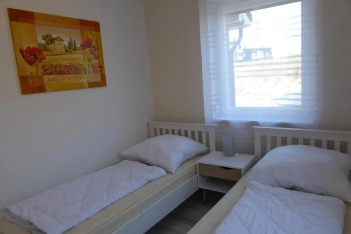 Room 6 of 10