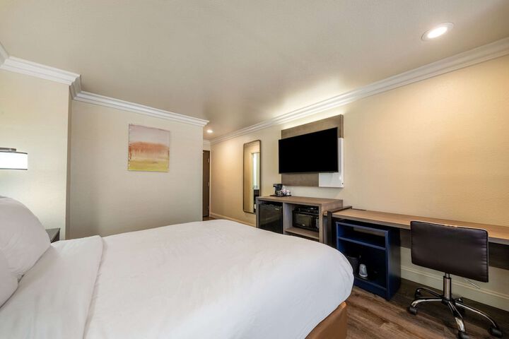 1 Queen Bed (11 of 16)