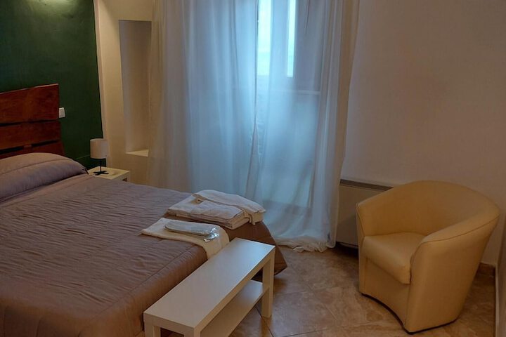 Room 6 of 12