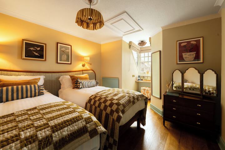 Room 4 of 66
