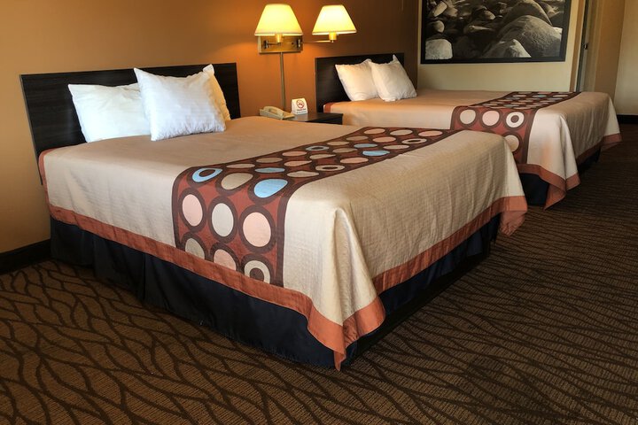 2 Queen Beds (17 of 20)