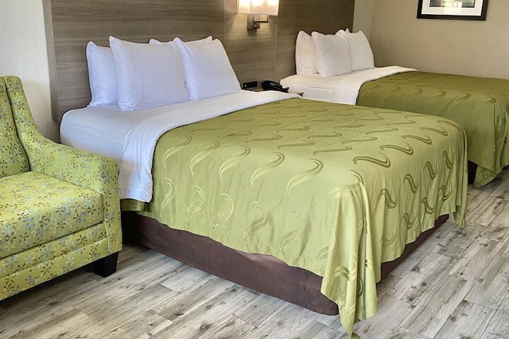 1 Queen Bed Accessible (6 of 16)