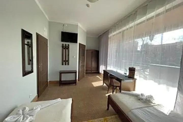 Room 8 of 9