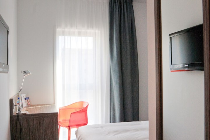 Room 8 of 75