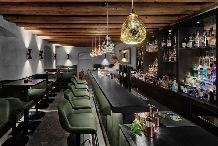 Lounge 61 of 74