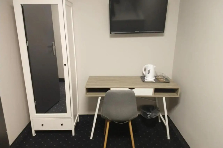 Room 8 of 16