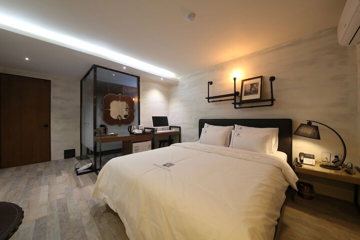 Room 27 of 70