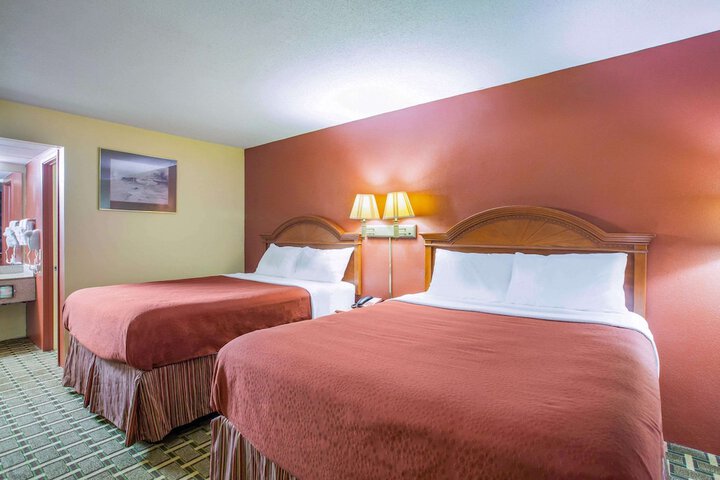 2 Queen Beds (2 of 12)