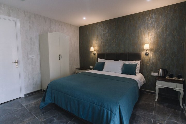 Room 5 of 73