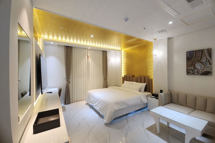 Room 8 of 13