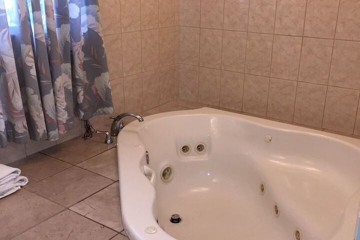 Hot Tub 16 of 19