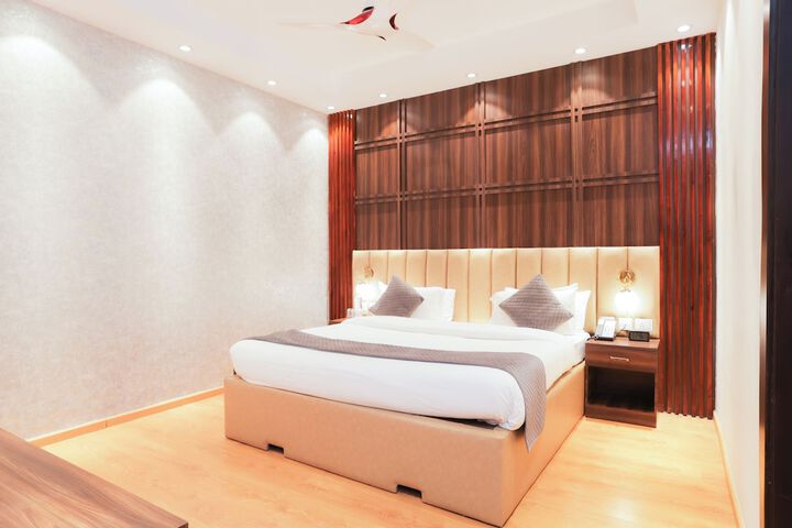 Room 12 of 80