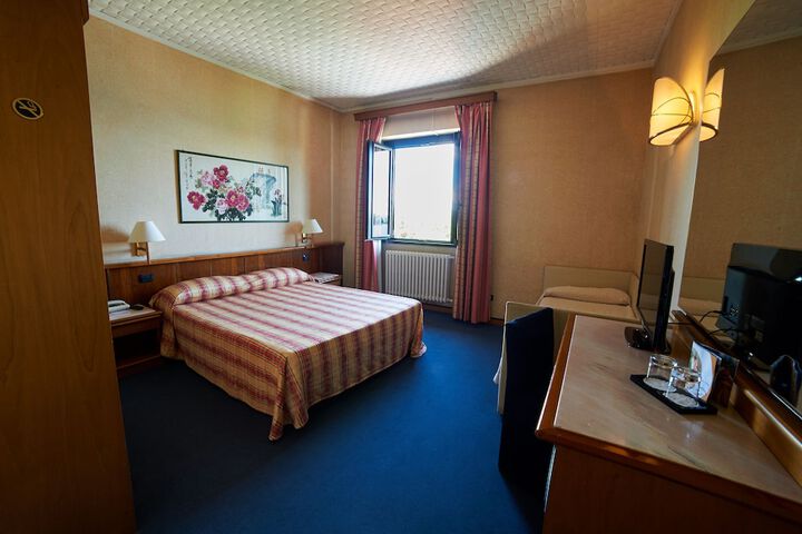 Room 17 of 34