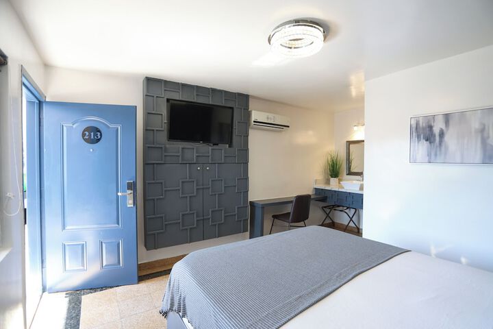 Superior Queen Bed (3 of 40)