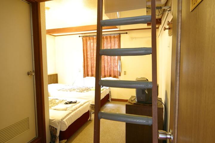 Room 16 of 40