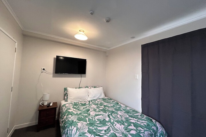 Room 27 of 81