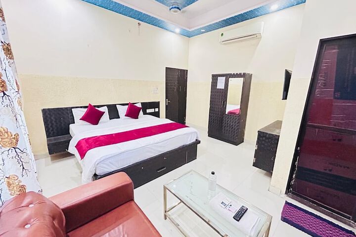 Room 10 of 32