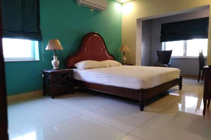 Room 11 of 28