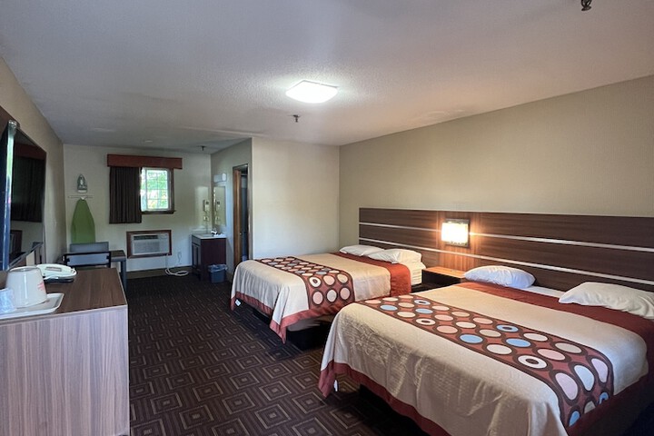 2 Queen Beds (2 of 7)