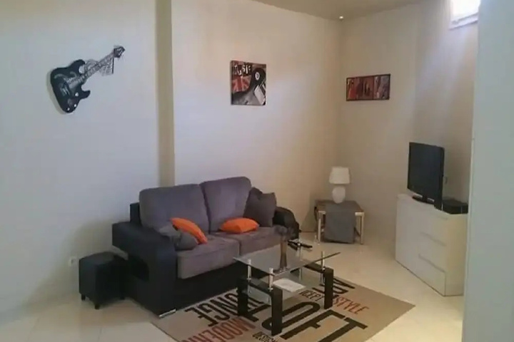 Room 8 of 11