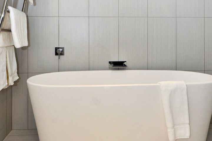 Deep soaking bathtub