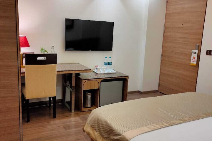Room 6 of 9