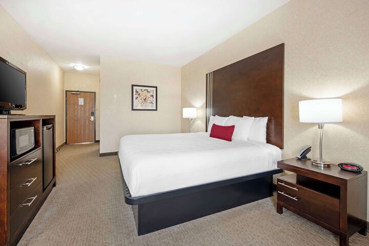 1 King Accessible Comm Assist Bathtub Microwave, Refrigerator WiFi Full Breakfast (1 of 13)