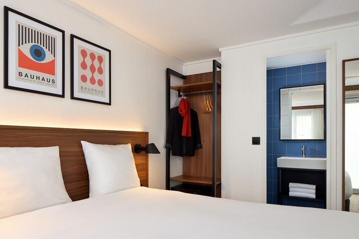 Room 16 of 31
