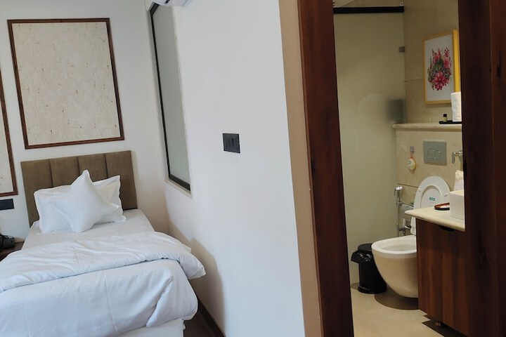 Room 11 of 30