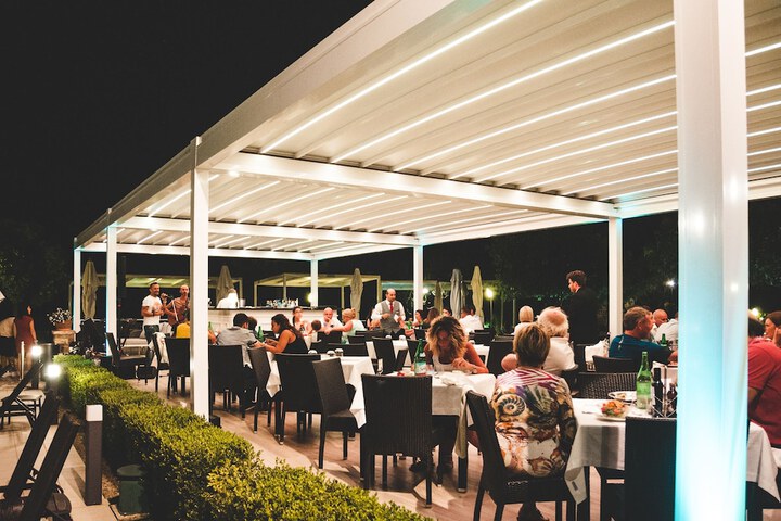 Dining 46 of 49