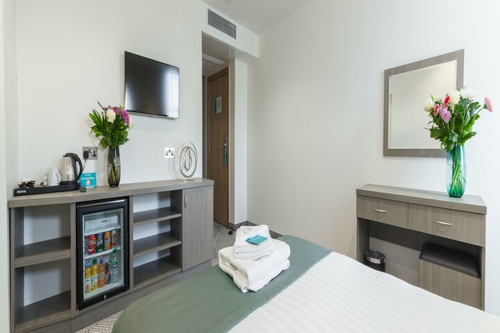 Room 32 of 144