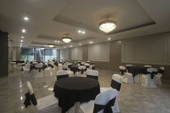 Ballroom/Hall 56 of 73