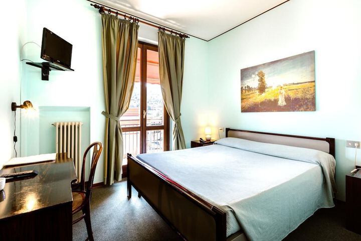 Room 9 of 33