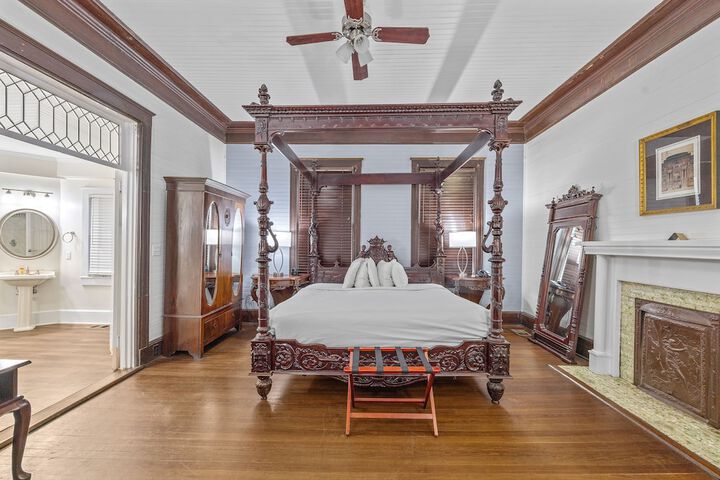 1 King Bed (2 of 8)