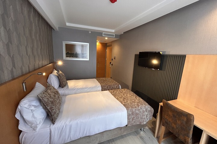 Room 13 of 27