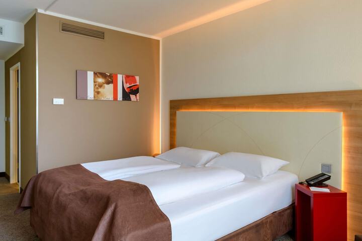 Room 18 of 160