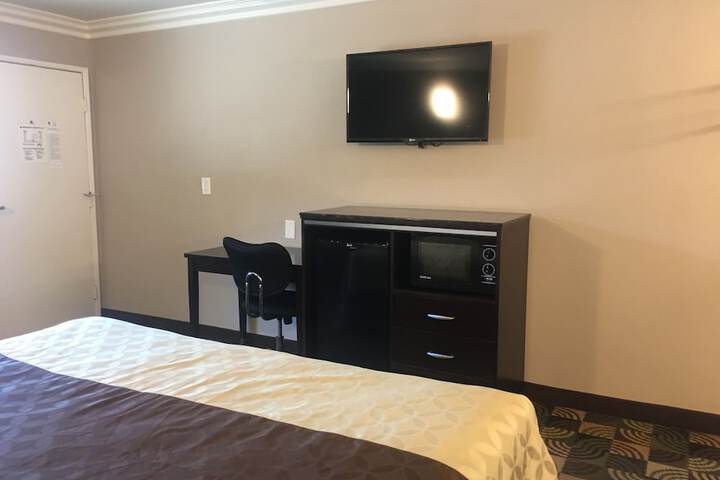 Deluxe King Bed Jetted Tub (8 of 16)