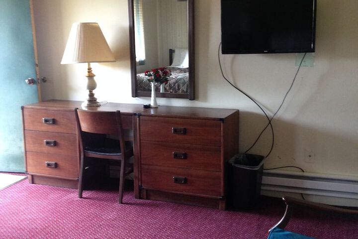 1 King Bed (6 of 12)