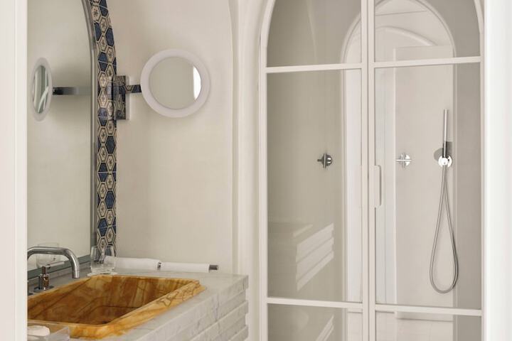 Room 40 of 136