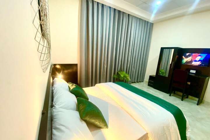 Room 9 of 26