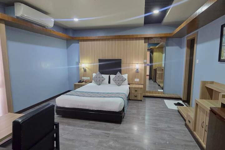Room 9 of 16