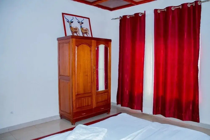 Room 5 of 9