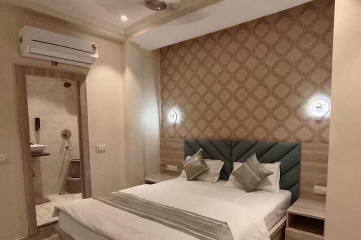 Room 9 of 14